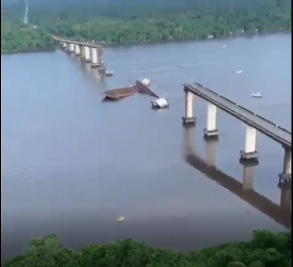 Parte de ponte cai sobre o rio Moju, no Pará