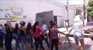 Policiais militares pedem o fim das manifestações de mulheres