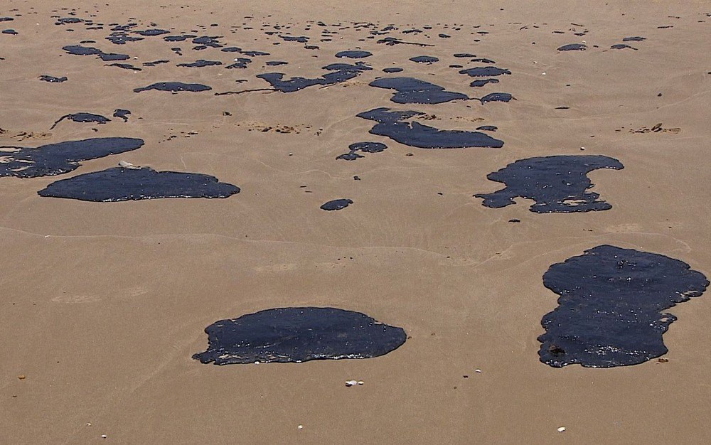 Manchas de óleo continuam a contaminar praias em Sergipe