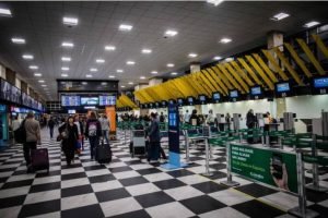 Gol é condenada a pagar 20 mil a família por deixar criança dormindo sozinha no aeroporto