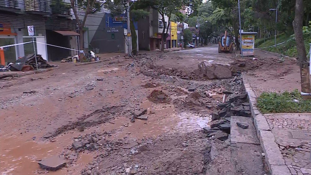 Ruas de Belo Horizonte começam a ser limpas após trégua das chuvas