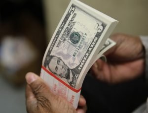 Dólar atinge R$ 5,00, maior valor da história