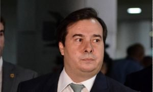 Rodrigo Maia defende redução de salário nos três Poderes para ajudar no combate à crise do Covid-19