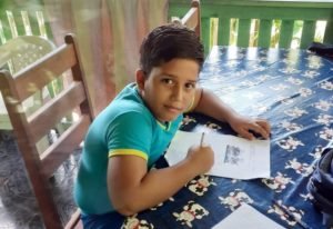 Criança de 11 anos morre depois de receber descarga elétrica de aparelho celular que carregava