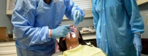 Perda de dentes pode ser uma das sequelas da covid-19, apontam especialistas