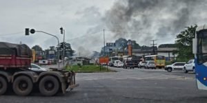 Caminhoneiros interditam rodovia em Belém contra o reajuste de combustíveis