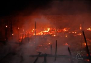 Incêndio atinge comunidade em Icoaraci e destrói casas de palafitas