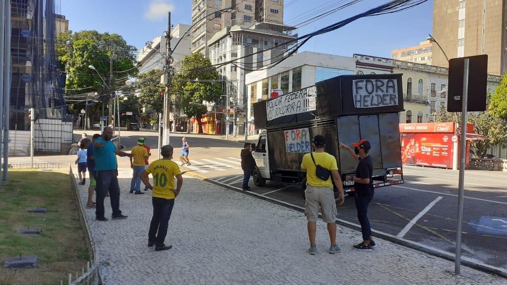 Manifestação organizada por Eder Mauro e David Mafra fracassa e é motivo de piada em Belém.