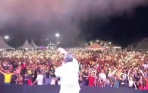 Absurdo: animador de show lotado, sem respeitar as normas de segurança, faz homenagem bizarra às vítimas da covid-19