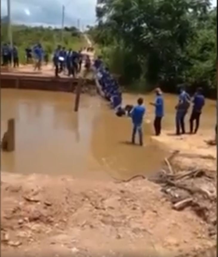 Padrão Tião Miranda: Estudantes da zona rural de Marabá são obrigados a atravessar rio a pé para chegar à escola