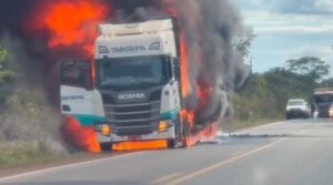 Caminhão pega fogo em rodovia no extremo sul do Pará