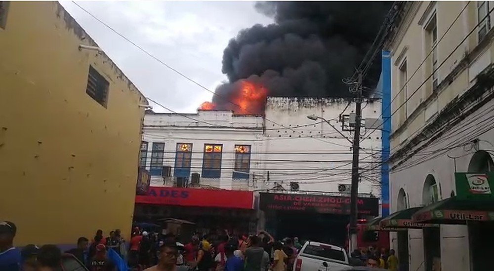 Incêndio de grande proporção atinge duas lojas no centro de Belém