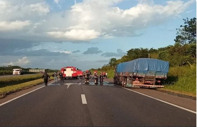 Carreta pega fogo na BR-316, no nordeste do Pará