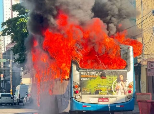 Ônibus é tomada por fogo no centro de Belém