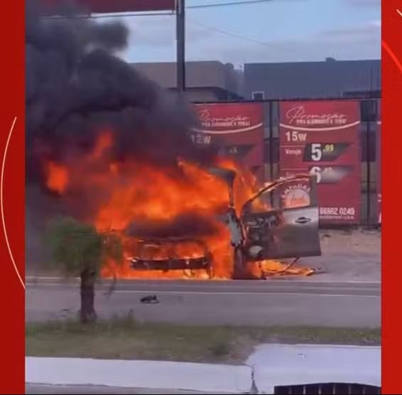 Carro é destruído por incêndio em avenida de Belém